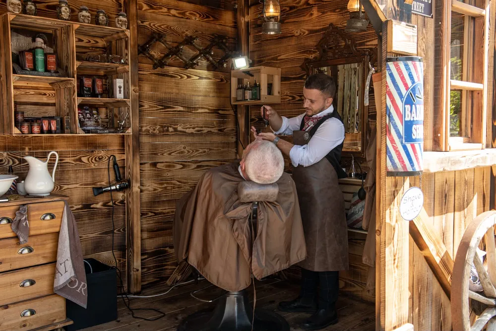 Toni bei der Pflege eines Kunden im Barberstuhl
